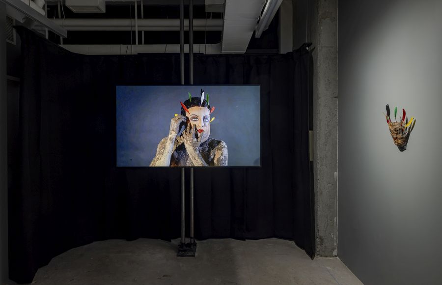 Elyla, Ofrenda, 2021. Máscara y video. Bienal de Arte de Toronto, 2024. Cortesía de le artista y KADIST. Fotografía: Toni Hafkenscheid