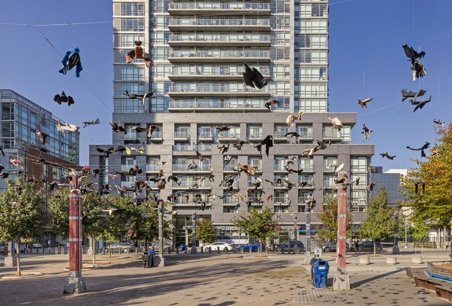 María Ezcurra, Passing, 2022. Expuesta en Lisgar 32 y Park como parte de la Bienal de Arte de Toronto, 2024. Copresentada con MOMENTA Biennale de l'image con el apoyo del Conseil des arts et des lettres du Québec. Foto: Toni Hafkenscheid.