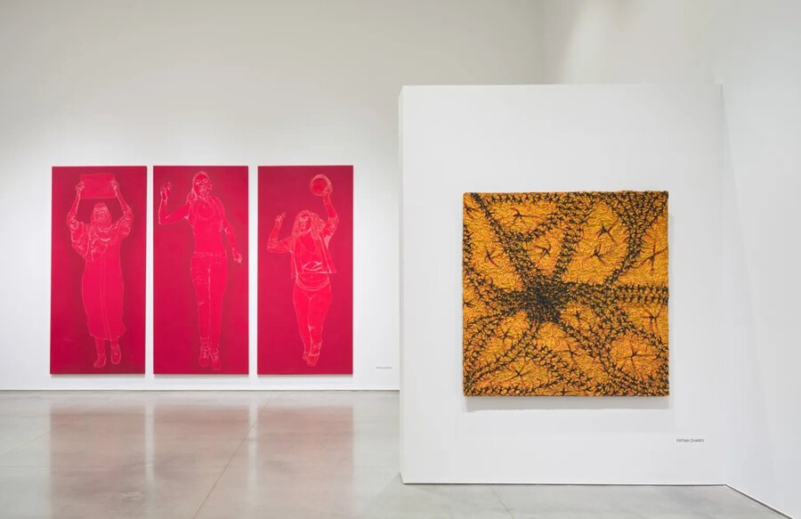 Tania Candiani (México, 1974), Manifestantes, 2022-2024. Lienzos de algodón bordados con hilo de algodón, pintura acrílica de alta densidad y sellador acrílico. Cortesía de la artista y Galeria Vermelho. Foto: Sebastian Bach