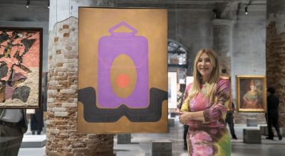 Amalia Amoedo junto a la obra Maternidad de Elsa Cerrato, préstamo realizado por la Colección Ama Amoedo en el marco de la Bienal de Venecia. Cortesía Fundación Ama Amoedo.