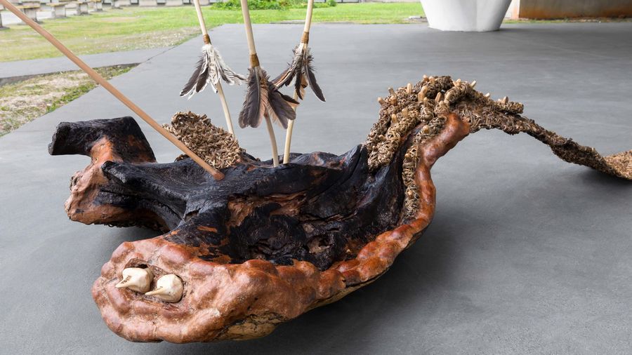 Advânio Lessa, Energía, 2014-16/2024, hierba de San Juan, vid de ajo, raíces diversas, serrín con cola y placa con la palabra «silencio». Colección Vida - Colección Studio Advânio Lessa. Foto: Estúdio em Obra