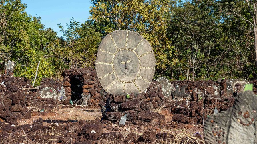 Dona Romana. Centro Bom Jesus de Nazaré, sitio de Jacuba, Natividade, TO, desde septiembre de 1989, sede de obras en piedra, papel, tela, pintura, alambre, madera y objetos diversos. Fotografía de Emerson Silva