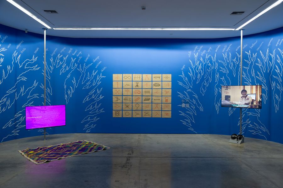 Vista de la exposición El espacio en medio. Visiones del arte indígena en el mundo, Museo de Arte Moderno de Medellín (MAMM), Colombia, 2024. Foto: Yohan López/MAMM