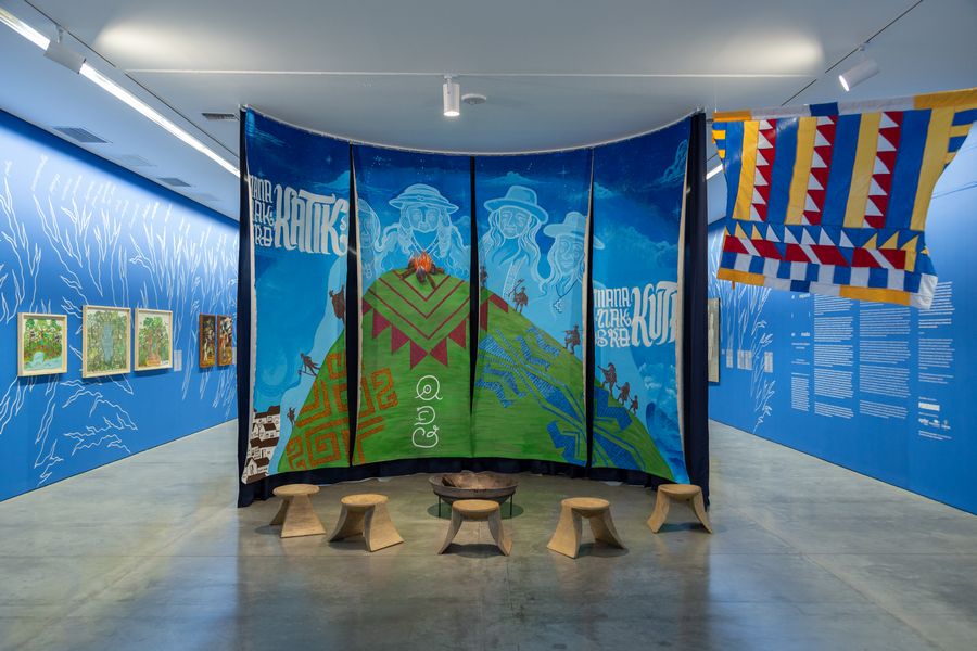 Vista de la exposición El espacio en medio. Visiones del arte indígena en el mundo, Museo de Arte Moderno de Medellín (MAMM), Colombia, 2024. Foto: Yohan López/MAMM