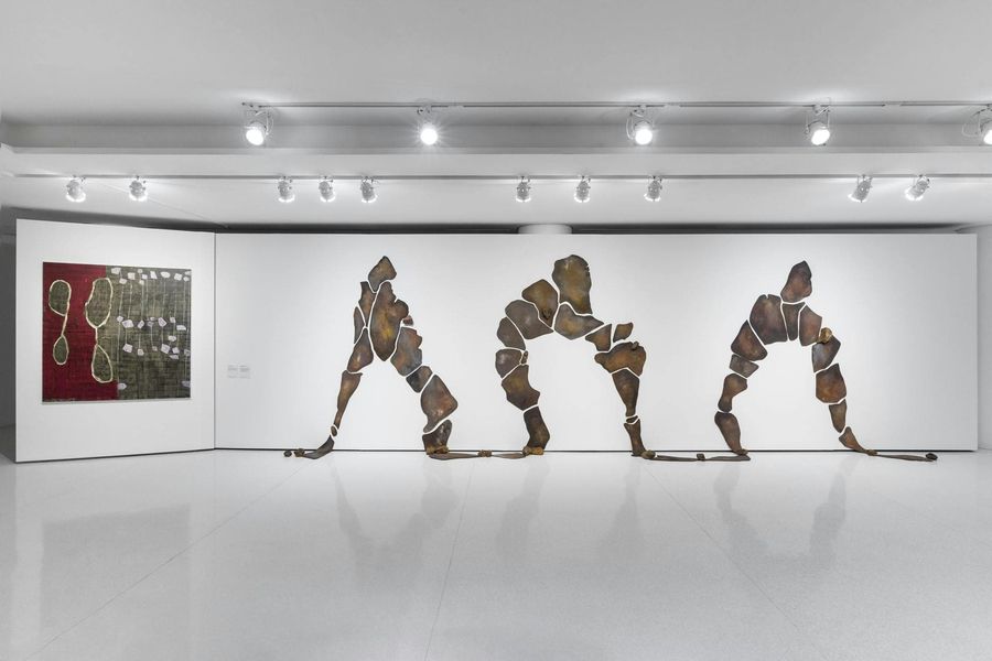 Marlene Almeida, Derrame, 2024, pigmentos minerales, basalto meteorizado y muestras de basalto de regiones del Nordeste brasileño sobre lienzo crudo, en superficies rígidas, 280 x 900 cm. Foto: Estúdio em Obra