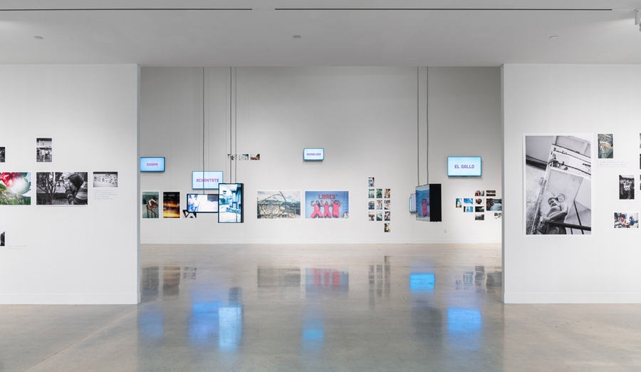 Vista de la exposición Una Luz: Photography Under Confinement in Venezuela, en el Visual Arts Center (VAC) de la Universidad de Texas en Austin, EEUU, 2024. Foto: Alex Boeschenstein. Cortesía: VAC.