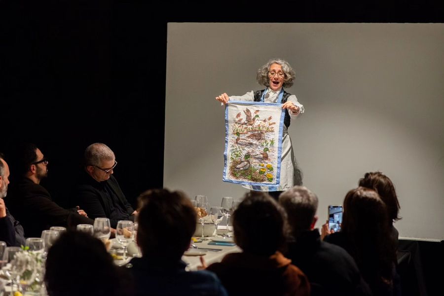 Fundación Ama Amodeo apoyó la realización de la cena-performance de Violaciones Domésticas, 30 años: Herrero, López, Schiavi, en Uruguay. Un homenaje a Osvaldo Giesso que se realizó en el Espacio de Arte Contemporáneo de Montevideo.