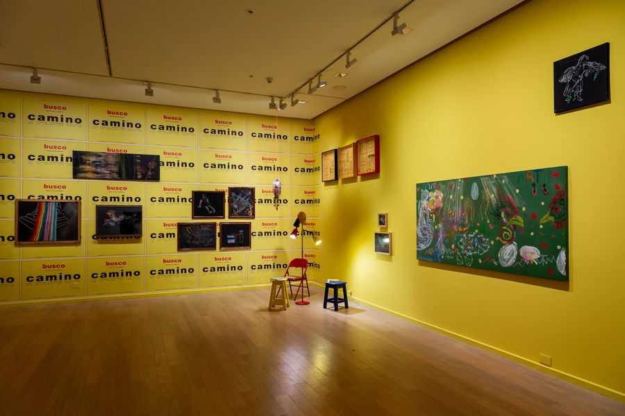 Diana Aisenberg, Historias del Arte. Vista de la exposición El aprendizaje infinito en el Museo de Arte Moderno, Buenos Aires, 2024-2025. Foto: Guido Limardo