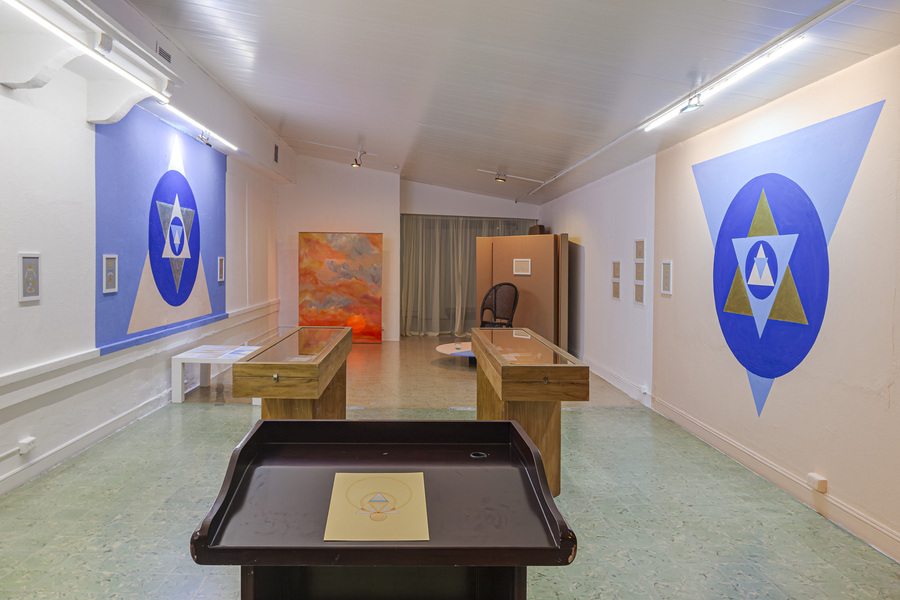Vista de la exposición Parlamento Trans-histórico de Entidades Vivas y Muertas en Centroamérica y Panamá, en el Museo de Arte Contemporáneo de Panamá, 2024-2025. Cortesía: MAC Panamá