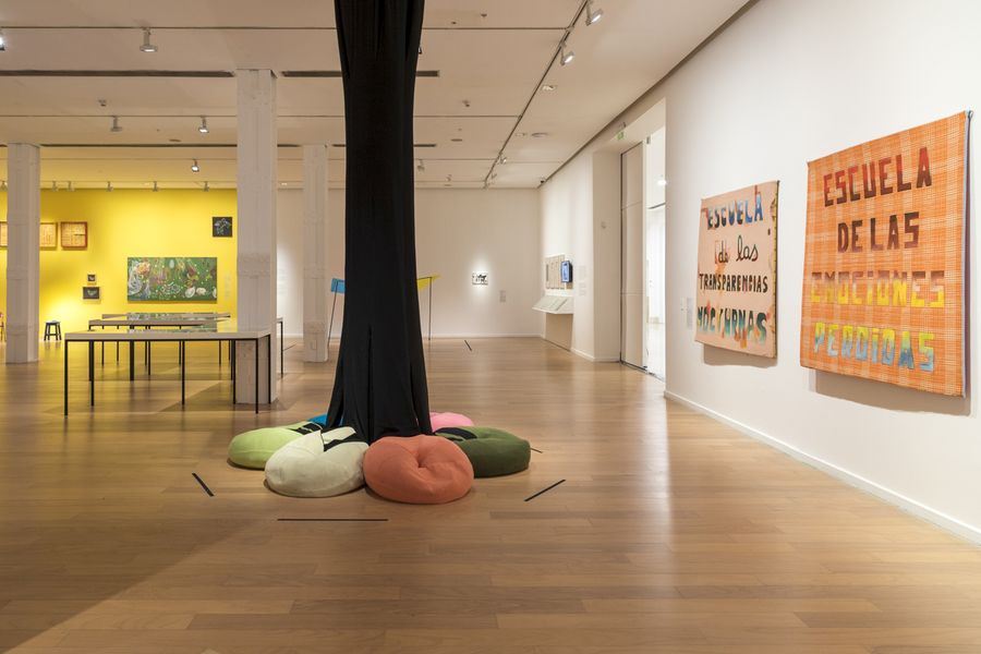 Marina De Caro, Picnic. Vista de la exposición El aprendizaje infinito en el Museo de Arte Moderno, Buenos Aires, 2024-2025. Foto: Guido Limardo