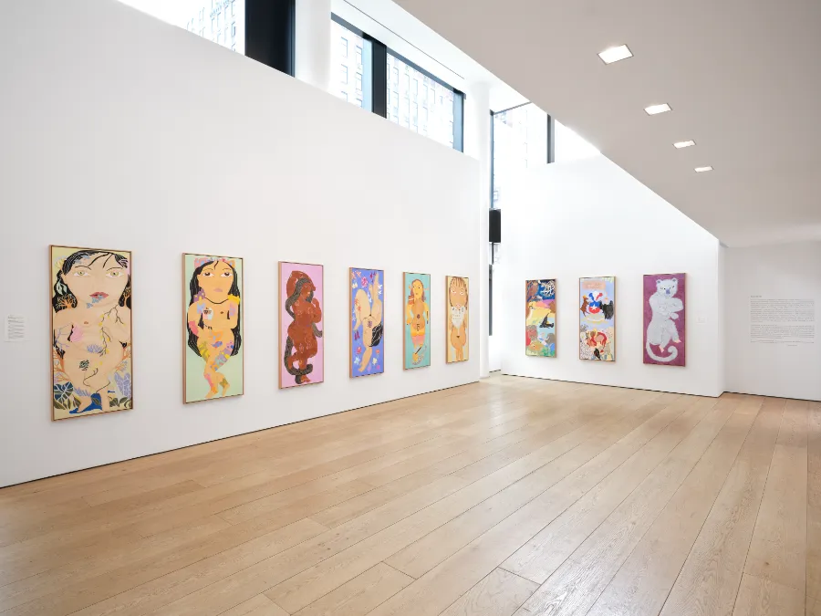 Vista de la exposición Cecilia Vicuña: La Migranta Blue Nipple, Lehmann Maupin, Nueva York, 2024-2025. Cortesía de la artista y Lehmann Maupin, Nueva York, Seúl y Londres. ©2024 Cecilia Vicuña/Artist Rights Society (ARS), Nueva York. Foto: Daniel Kukla.