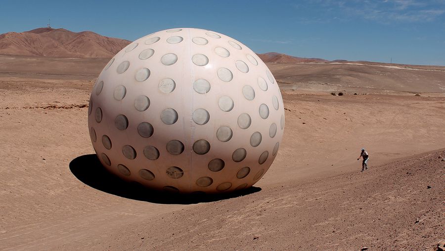 Dagmara Wyskiel, Juego Mixto2016. Valle de los Meteoritos, Quillagua, Región de Antofagasta, Chile. Cortesía de la artista