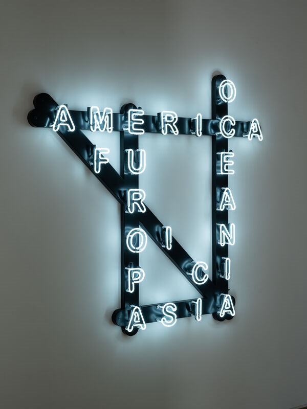 Iván Navarro, The Earth, 2022. Escultura, Neón, aluminio y energía eléctrica, 157 x 157 cm. Cortesía del artista