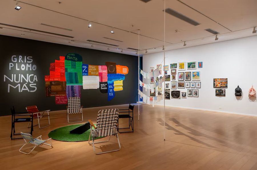 Izq: Cromoactivismo, El color no es inocente; der: Kekena Corvalán, Campamento Artístico Curatorial. Vista de la exposición El aprendizaje infinito en el Museo de Arte Moderno, Buenos Aires, 2024-2025. Foto: Guido Limardo