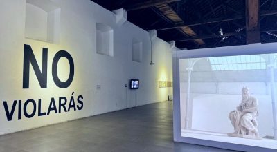 Obras de Regina José Galindo (izq) y Cristina Lucas (der) en la exposición El Ojo Desarmado, MADC Costa Rica