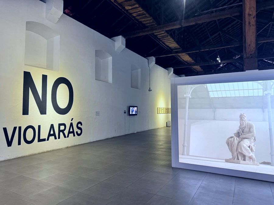 Obras de Regina José Galindo (izq) y Cristina Lucas (der) en la exposición El Ojo Desarmado, MADC Costa Rica
