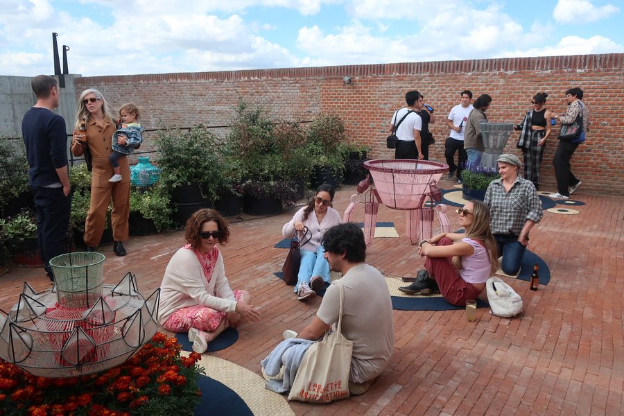 Vista de la exposición Parcelas Floridas, de Aurora Noreña, en Casa Wabi Sabino, Ciudad de México, 2024. Foto: Mariana Vinalay