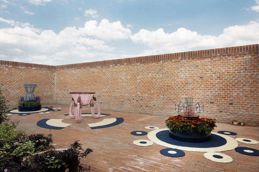 Vista de la exposición Parcelas Floridas, de Aurora Noreña, en Casa Wabi Sabino, Ciudad de México, 2024. Foto: Rubén Garay