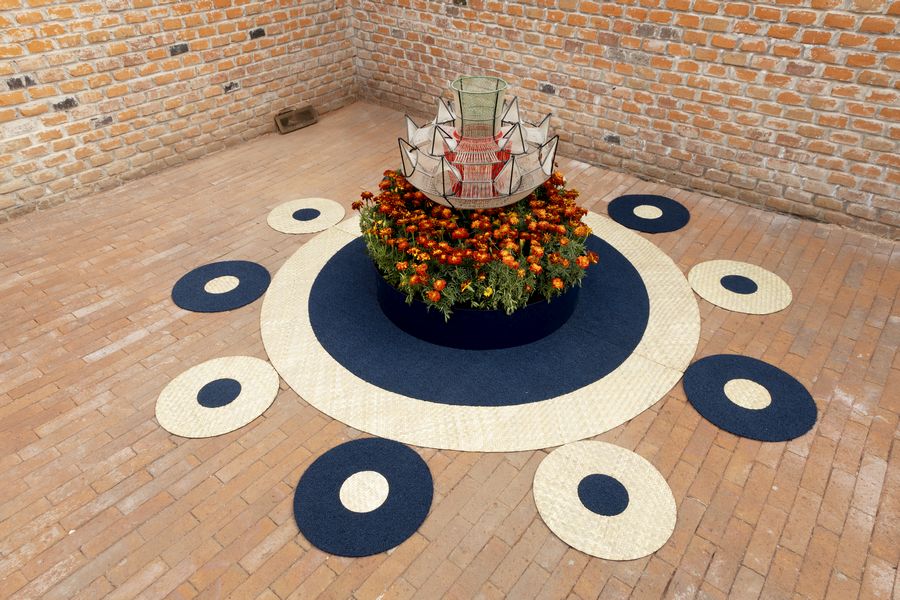 Vista de la exposición Parcelas Floridas, de Aurora Noreña, en Casa Wabi Sabino, Ciudad de México, 2024. Foto: Rubén Garay