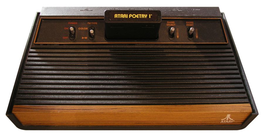 Yucef Merhi, Atari Poetry I, 2001. Atari 2600, cartucho Atari, TV. 48” x 21” x 21”. Colección privada, Caracas. Cortesía del artista