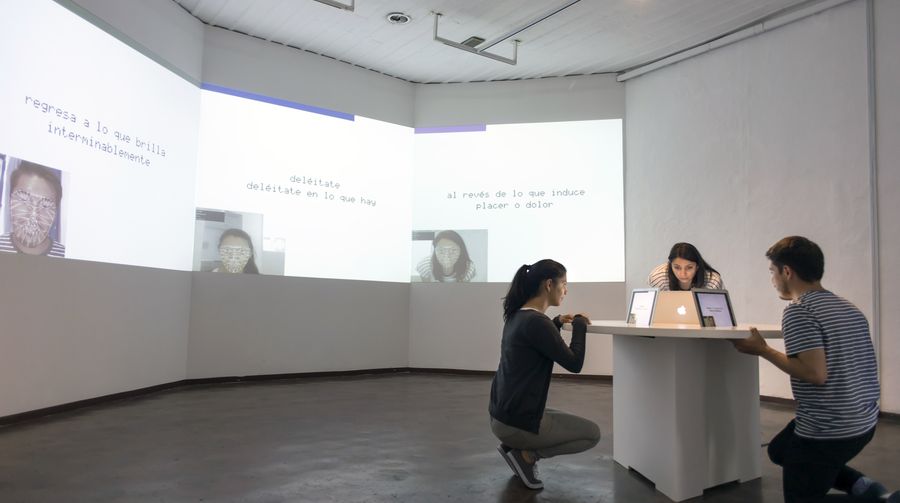 Yucef Merhi, Facial Poetry, 2014. Ordenadores portátiles, software personalizado, proyectores de vídeo, sistema de sonido. Dimensiones variables. Cortesía del artista