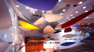 Auditorio principal (1952-1954). Nubes acústicas (1953) de Alexander Calder, Ciudad Universitaria de Caracas. Foto: Paolo Gasparini © Archivo Fundación Villanueva, 2001.