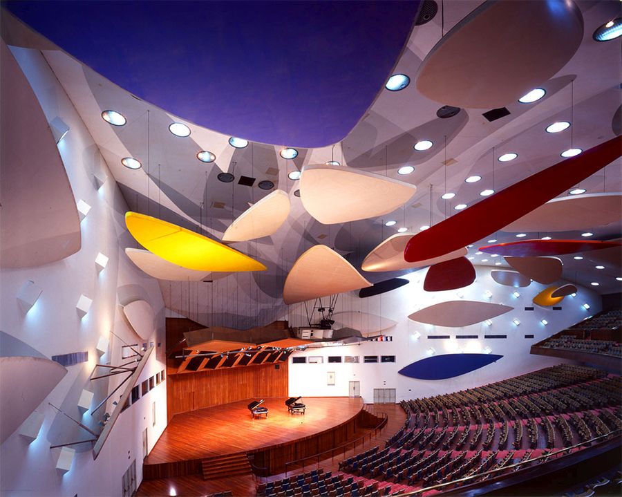 Auditorio principal (1952-1954). Nubes acústicas (1953) de Alexander Calder, Ciudad Universitaria de Caracas. Foto: Paolo Gasparini © Archivo Fundación Villanueva, 2001.