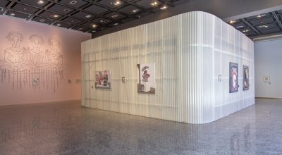 Vista de la exposición This is a sensitive world, de Carolina Muñoz, en la Sala de Arte CCU, Santiago, Chile. Foto: Jorge Brantmayer. Cortesía: Sala de Arte CCU