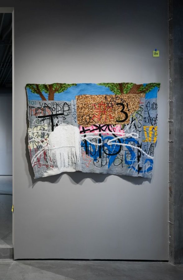 Claudia Gutiérrez Marfull, Poco se gana hilando, pero menos mirando (2015-2016), lana, bordado, tela Aida y lana acrílica, 80 x 170 cm. Cortesía del artista. Colección KADIST.