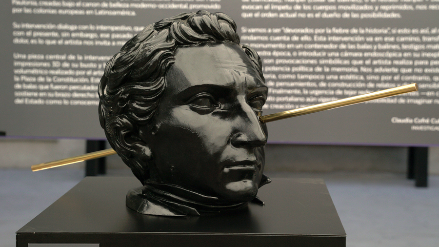 Cristian Inostroza, El Legado de Portales 1, 2024. Escultura de impresión 3D en filamento PLA atravesada con vara de bronce. Cortesía del artista.