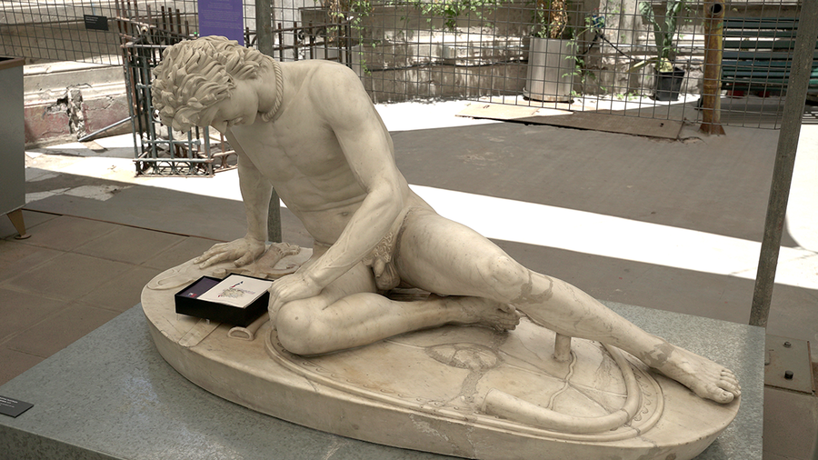 Cristian Inostroza, El Guerrero Derrotado, 2024. Intervención en escultura con dos libros perforados. Cortesía del artista