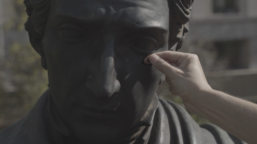 Cristian Inostroza, Volver, 2024. Video instalación con pantalla elevada y exhibición de 6 balines disparados por Carabineros de Chile en el contexto del estallido social del año 2019. Cortesía del artista