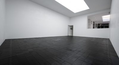 Vista de la exposición Suelo, de Eugenio Merino y Pierre Valls. Galería Le Laboratoire, Ciudad de México, 11 - 25 de enero de 2025. Foto: Alejandro Catalá