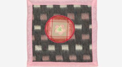 Feliciano Centurión, El amor es el perfume de una flor, 1991, bordado con inclusión sobre manta, 51 x 51 cm. Cortesía: Cecilia Brunson Projects