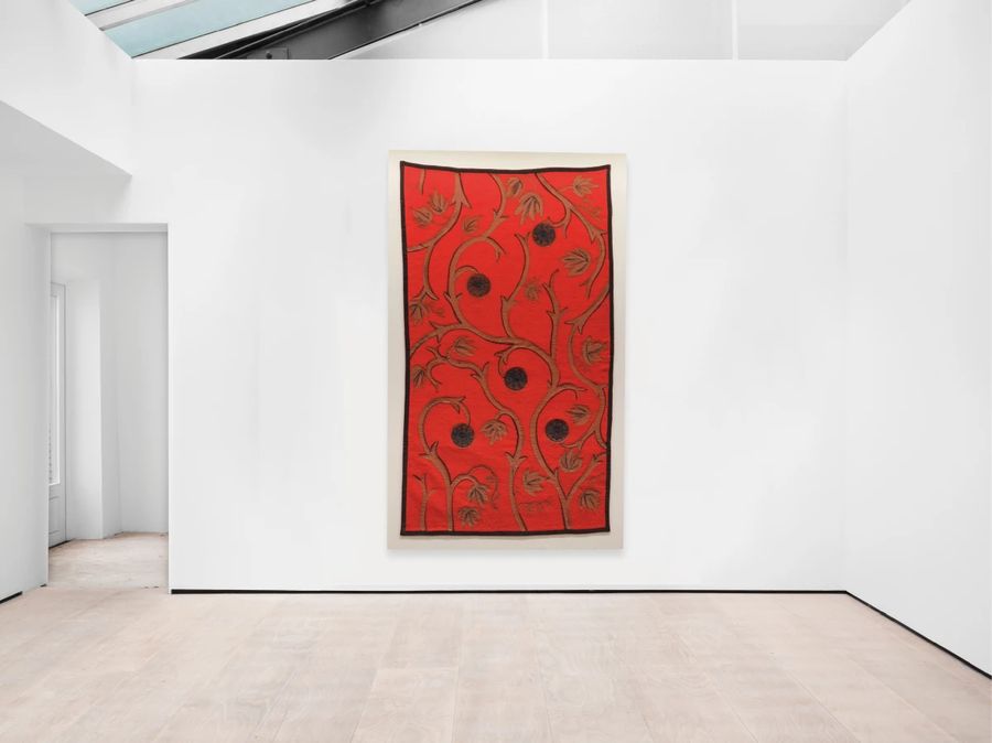 Flores Negras, 1992, pintura acrílica con encaje de ñanduti sobre manta, 230 x 134 cm