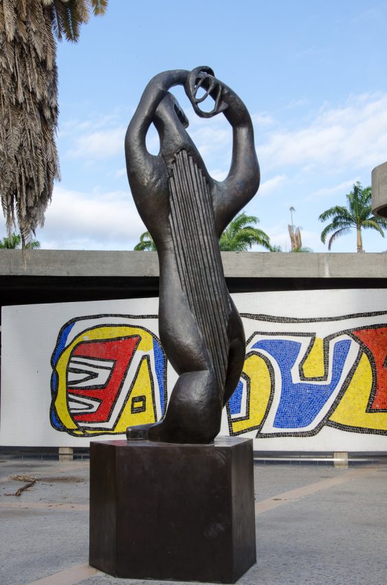 Plaza Cubierta (1952-1953). Anfión (1953) de Henri Laurens. Bimurale (1954) de Fernand Léger, Ciudad Universitaria de Caracas. Foto: Luis Chacín.
