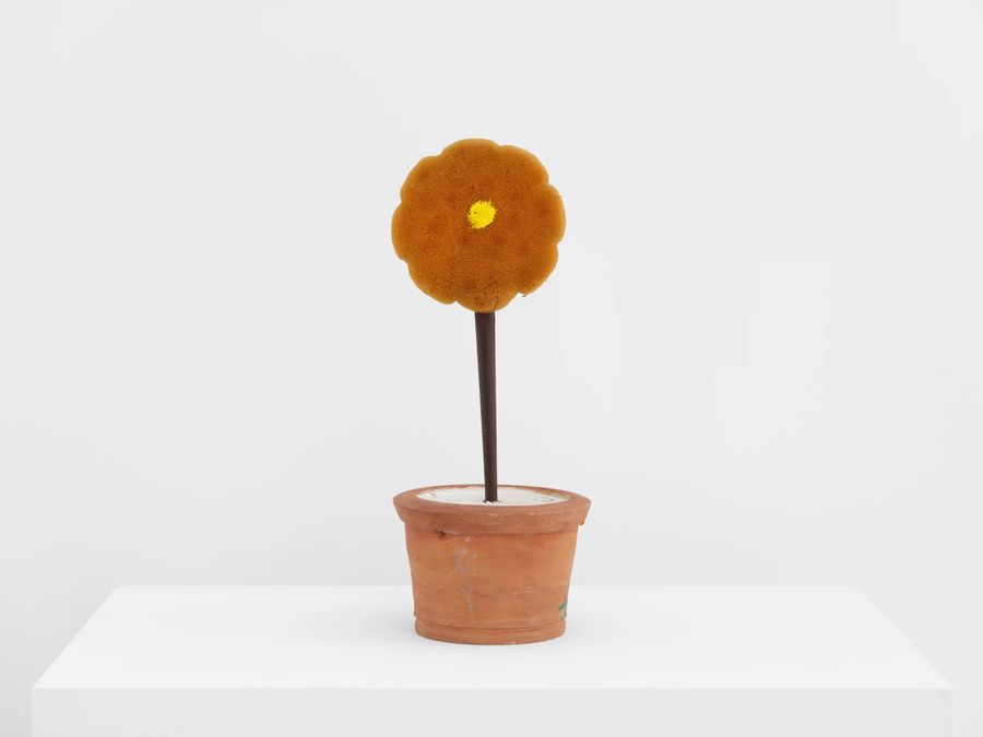 Feliciano Centurión, Maceta, 1990. Cerámica y técnica mixta, 30 x 14 cm. Cortesía: Cecilia Brunson Projects