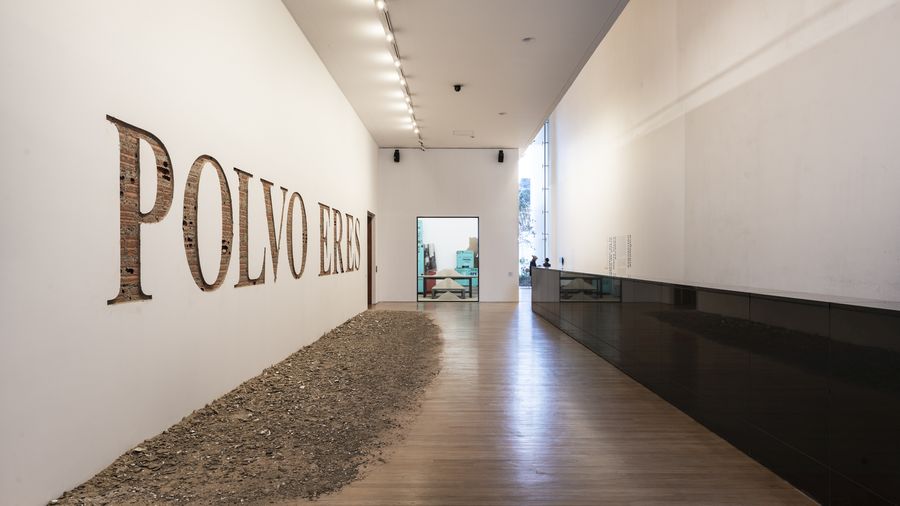 María Elvira Escallón, Polvo eres, 2024. Talla sobre el muro, pared de ladrillo y residuos del proceso de talla del muro, pañete, pintura, 60 x 400 cm aprox. MAMU. Foto: Mateo Pérez
