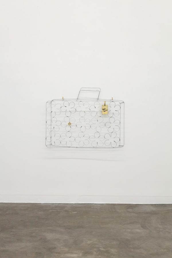 Cosa Rapozo, Jaula de mamá (de la serie “Charmed cages”), 2025. Alambre galvanizado y metal fundido a la cera perdida, 55 x 72 x 4 cm. Foto: Rubén Garay. Cortesía: guadalajara90210