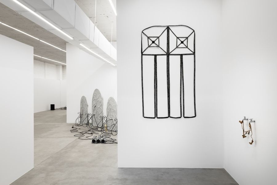 Izq: Claudia Cisneros, Listón de ojos, 2024. Réplica de ventana. Listón negro y ojos recortados de periódicos de 2024. Costura: Lourdes López | Der: Valeria Michelle, Grifo con potencial reversión I & II, 2024. Grifo, lirios secos y resina, 37 x 9 x 16 cm c/u. Foto: Rubén Garay. Cortesía: guadalajara90210