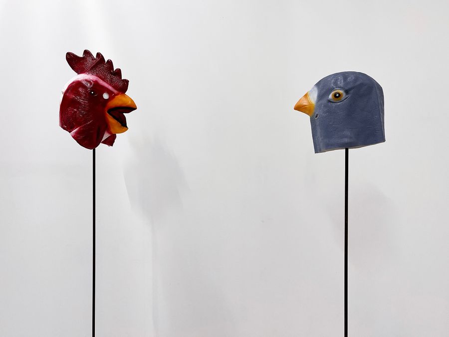 Marco Rountree, Untitled (Rooster and Pigeon talk), 2024. Plástico, metal y bocinas. Medidas variables. Cortesía: guadalajara90210
