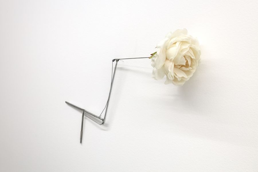 Patricia Levalois, Escaliers Germaine, 2024. Extensor de sombrilla, tela teñida, 27 x 43 x 10 cm. Foto: Rubén Garay. Cortesía: guadalajara90210