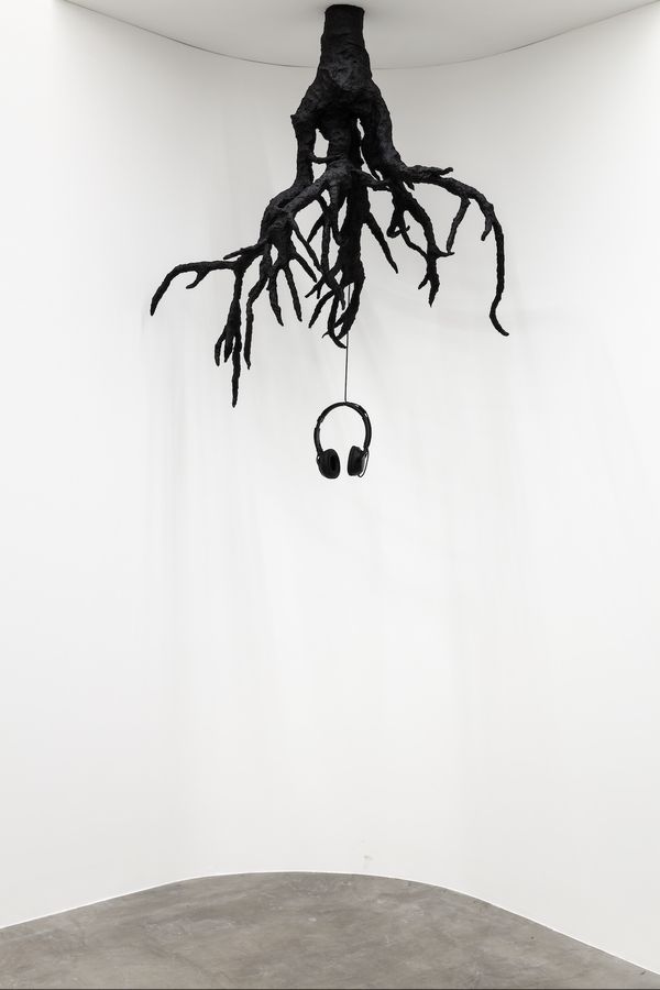 Anatomía de un canto arbolado, 2025. Acrílico sobre papel maché, metal, audífonos, lector mp3 y audio de 3’51”. Escultura: Alma Saladin | Texto: Lucie Droga | Traducción: Haydée Silva Ochoa | Voz: Karla Niño De Ribera, 120 x 110 x 70 cm. Foto: Rubén Garay. Cortesía: guadalajara90210