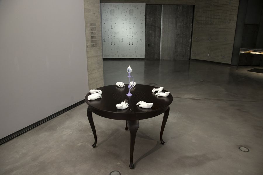 Las mesas danzantes, de Mercedes Azpilicueta Vista de la exposición en el Centro de Creación Contemporánea de Andalucía (C3A), Córdoba, España, 2024-2025. Foto cortesía del C3A