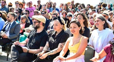 Mon Laferte se convirtió en la primera embajadora del Parque Cultural de Valparaíso, su ciudad natal, en una ceremonia celebrada el pasado 14 de enero en el PCdV. En la foto: el Presidente de Chile, Gabriel Boric, la artista y la ministra de Cultura Carolina Arredondo. Foto: Pablo Ovalle