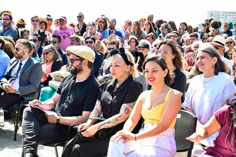 Mon Laferte se convirtió en la primera embajadora del Parque Cultural de Valparaíso, su ciudad natal, en una ceremonia celebrada el pasado 14 de enero en el PCdV. En la foto: el Presidente de Chile, Gabriel Boric, la artista y la ministra de Cultura Carolina Arredondo. Foto: Pablo Ovalle