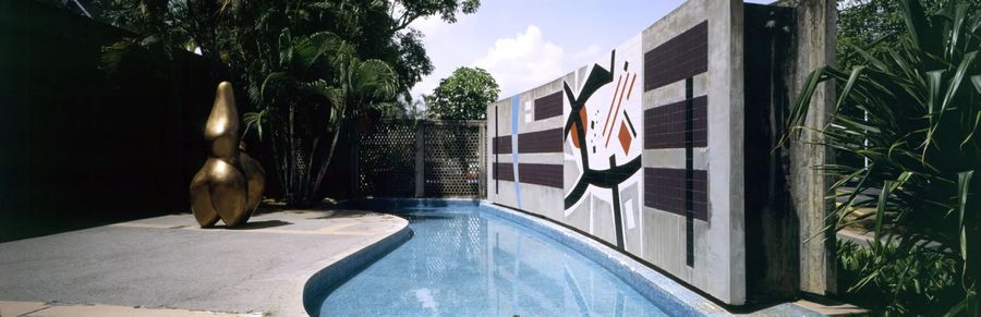 Plaza Cubierta (1952-1953). Pastor de Nubes (1953) de Jean Arp. Murale (1954) de Mateo Manaure, Ciudad Universitaria de Caracas. Foto: Paolo Gasparini © Archivo Fundación Villanueva, 2001