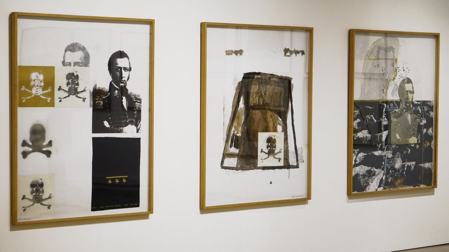 Patricia Israel, El arte de la excavación, 2001. Vista de la instalación en el MAC, Santiago. Foto: Paz Moreno Israel
