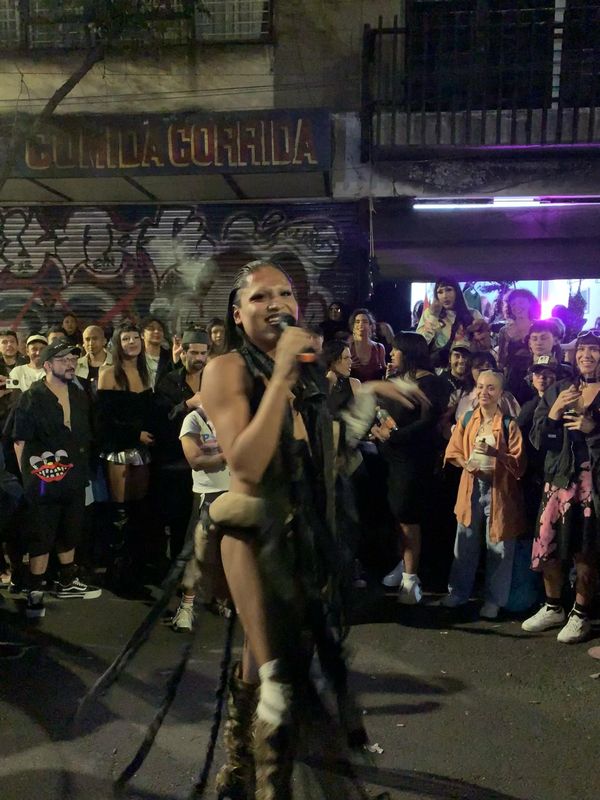 Sativa Sexactiva durante su performance en la inauguración del Museo de Arte Transfemenino, CDMX, 2025. Cortesía: MAT