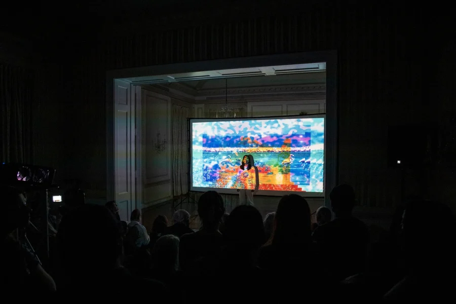 Suwon Lee, Dictée/Exilée, performance en Americas Society, NY, 20 nov, 2024. Foto: Ana Aizer